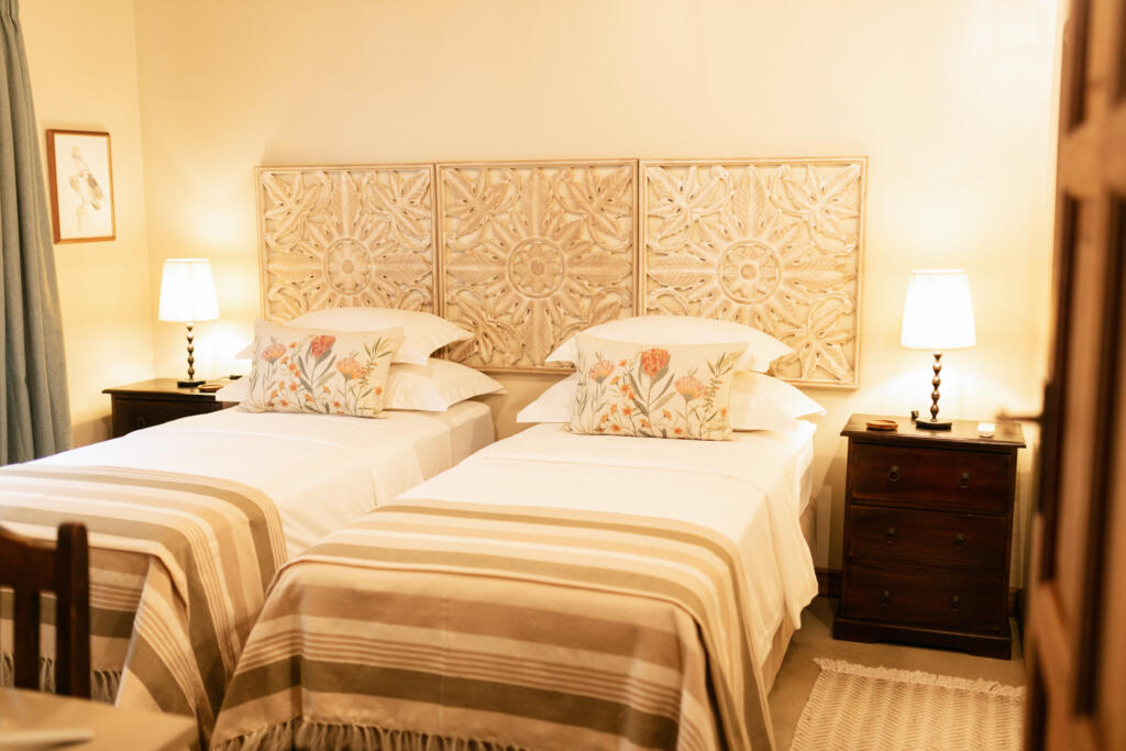 Phalaborwa Accommodation - Thula Moya Self-Catering Cottage. 5 minutes from the Kruger National Park Phalaborwa Gate. Phalaborwa Accommodation Twin Room