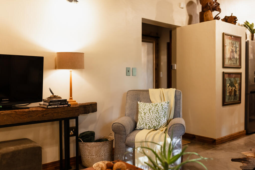 Phalaborwa Accommodation - Thula Moya Self-Catering Cottage. 5 minutes from the Kruger National Park Phalaborwa Gate.
